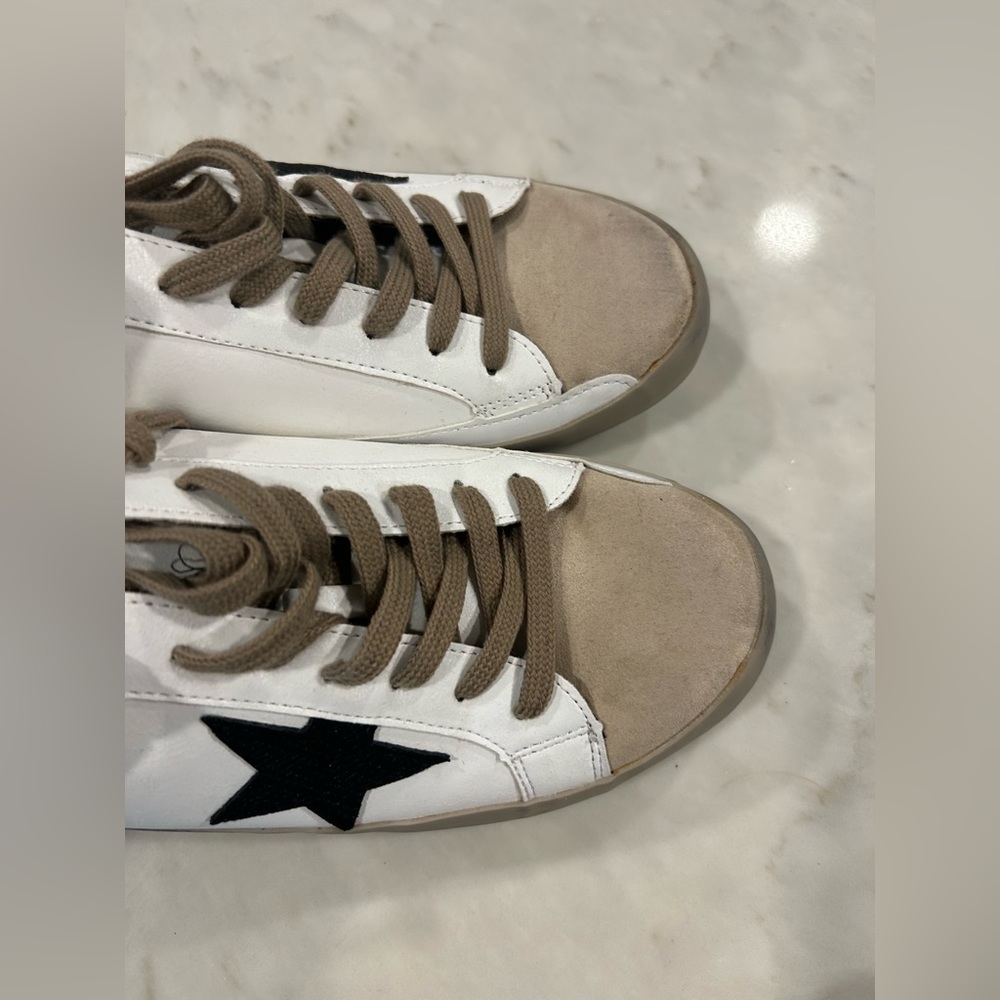 Shu Shop Pamela 10, basic taupe w/ black. No glitter.